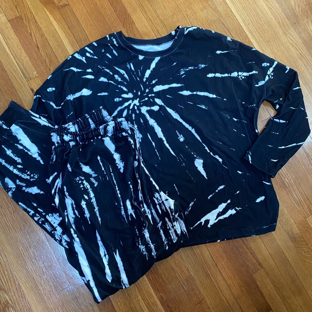 Woman’s tie dye black & white comfy lounge set size XL NWOT